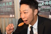 レンコンの串カツを食べるEXILE USA。
