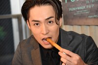 アスパラのカツを食べるEXILE TETSUYA。