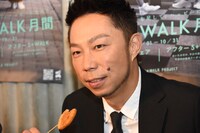 レンコンの串カツをひとかじりしたEXILE USA。