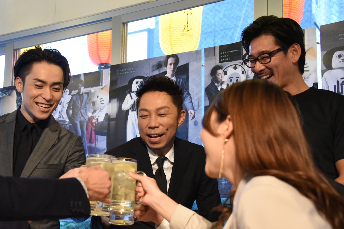 乾杯するEXILE TETSUYA、EXILE USA、串カツ田中ホールディングス貫啓二代表取締役社長。