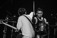 左から塩崎啓示（B）、重田雅俊（Dr）。（Photo by Masanori Fujikawa）