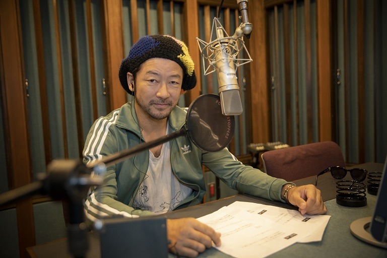 「世界の人へ」予告映像のナレーションを収録する浅野忠信。