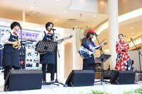 「小田原のうた」を披露する4人。