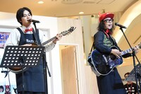 「小田原のうた」を歌う北村匠海と大場英治。