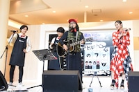 北村匠海（左）の前で「匠海のうた」を披露する3人。