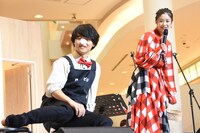 くるぶしに乗せたペットボトルのキャップを飛ばす橘柊生（手前）。