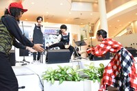 橘柊生が飛ばすキャップをレシーブしようとする大場英治（左）と加村真美（右）。