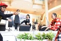 橘柊生が飛ばしたキャップをレシーブした大場英治（左）と加村真美（右）。