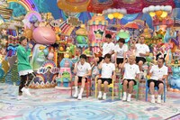 ISSA（左）と、踊りたくない芸人たち。 (c)テレビ朝日