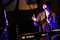 井上竜馬（Vo, Key, G / SHE'S）（撮影：白石達也）