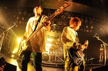 アマダシンスケ（B, Vo / FOMARE）とカマタリョウガ（G, Cho / FOMARE）。（Photo by MASANORI FUJIKAWA）