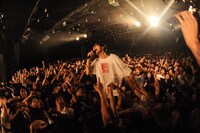 アマダシンスケ（B, Vo / FOMARE）（Photo by MASANORI FUJIKAWA）