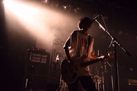 アマダシンスケ（B, Vo / FOMARE）（Photo by MASANORI FUJIKAWA）