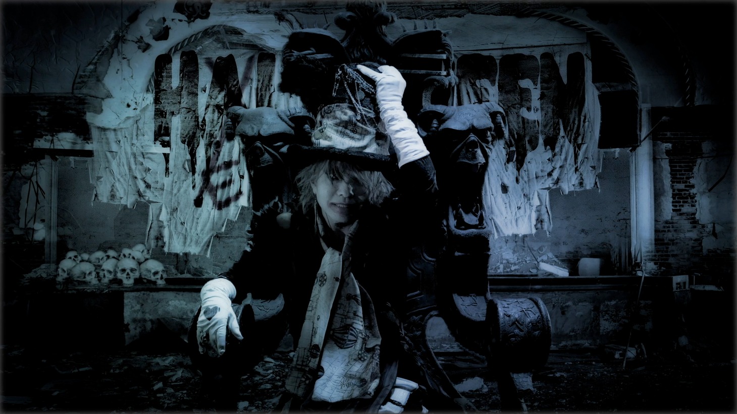 HYDE「FAKE DIVINE」ミュージックビデオのワンシーン。