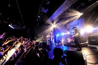 KOTORIのライブの様子。（Photo by MASANORI FUJIKAWA）