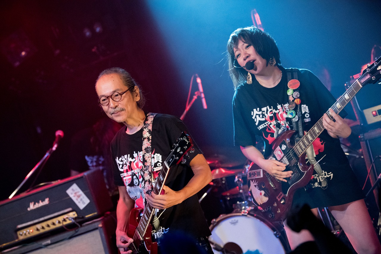 左から和嶋慎治（人間椅子）、中尊寺まい（ベッド・イン）。（撮影：斉藤明）