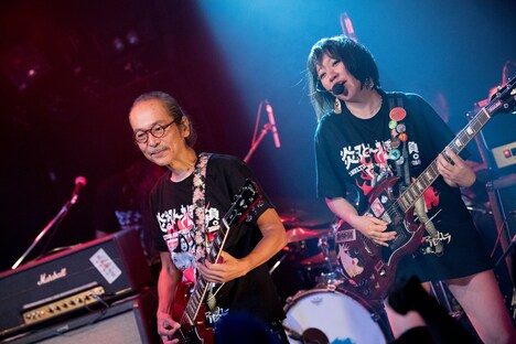 左から和嶋慎治(人間椅子)、中尊寺まい(ベッド・イン)。(撮影:斉藤明)