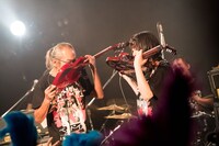 歯でギターを弾く和嶋慎治（人間椅子）と中尊寺まい（ベッド・イン）。（撮影：斉藤明）