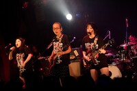 左から益子寺かおり、和嶋慎治、中尊寺まい。（撮影：斉藤明）