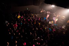 ベッド・インのライブの様子。（撮影：斉藤明）