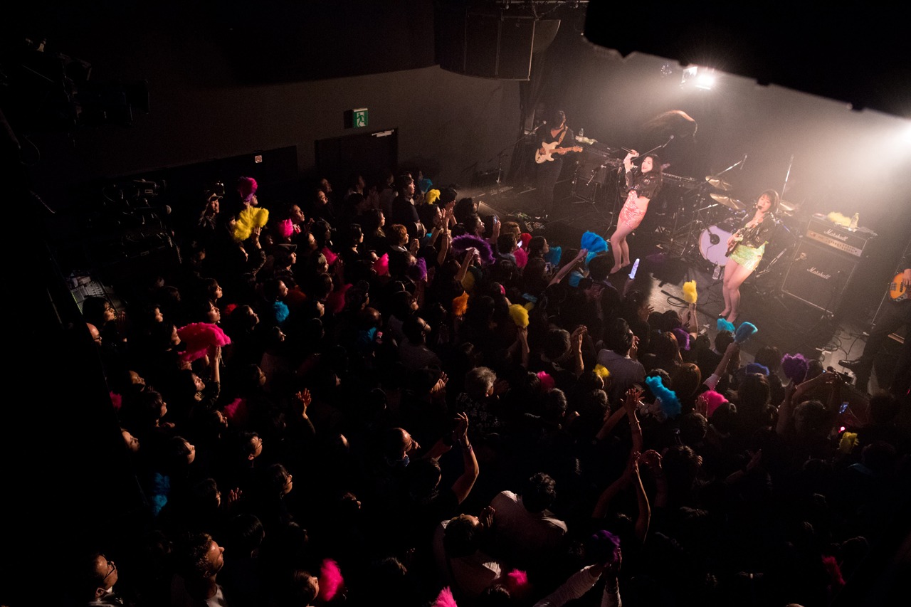 ベッド・インのライブの様子。（撮影：斉藤明）