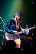 中尊寺まい（Vo, G / ベッド・イン）（撮影：斉藤明）