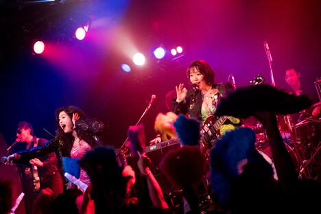 ベッド・イン(撮影:斉藤明)