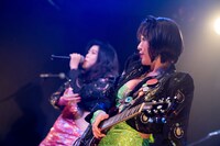 左から益子寺かおり、中尊寺まい。（撮影：斉藤明）