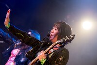 中尊寺まい（Vo, G / ベッド・イン）（撮影：斉藤明）