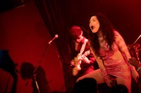 益子寺かおり（Vo / ベッド・イン）（撮影：斉藤明）