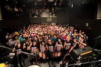 観客たちと“写ルンです”するベッド・インと人間椅子。（撮影：斉藤明）