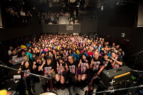 観客たちと“写ルンです”するベッド・インと人間椅子。(撮影:斉藤明)