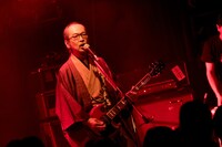 和嶋慎治（G, Vo / 人間椅子）（撮影：斉藤明）