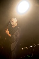 鈴木研一（B, Vo / 人間椅子）（撮影：斉藤明）