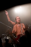 和嶋慎治（G, Vo / 人間椅子）（撮影：斉藤明）