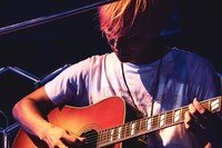 ギターを弾くMASATO（THE BEAT GARDEN）。（Photo by Daisuke Sakai）