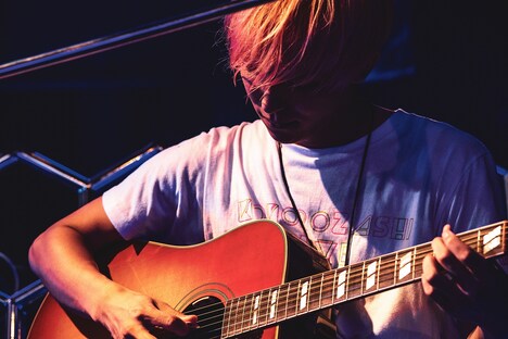 ギターを弾くMASATO（THE BEAT GARDEN）。（Photo by Daisuke Sakai）