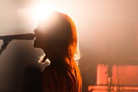 牛丸ありさ（Vo, G / yonige）（Photo by MASANORI FUJIKAWA）