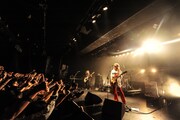 yonigeのライブの様子。（Photo by MASANORI FUJIKAWA）