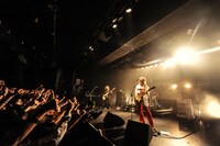 yonigeのライブの様子。（Photo by MASANORI FUJIKAWA）