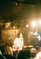 佐藤健一郎（B, Cho）（撮影：マスダレンゾ）