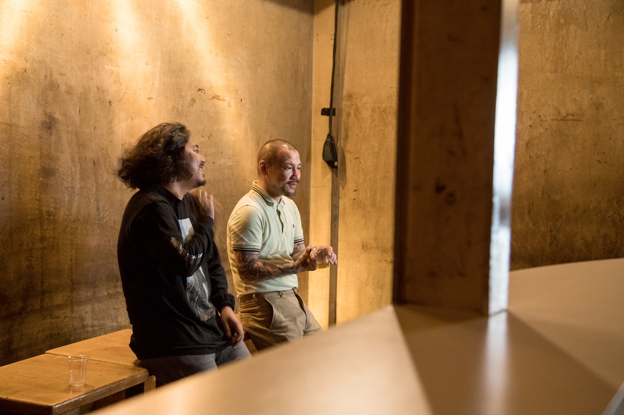 スガナミユウ（手前）とSTRUGGLE FOR PRIDEの今里（奥）。