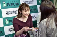 ファンに写真集を手渡しする今泉佑唯（欅坂46）。
