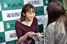 ファンに写真集を手渡しする今泉佑唯（欅坂46）。