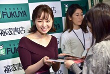 ファンに写真集を手渡しする今泉佑唯（欅坂46）。