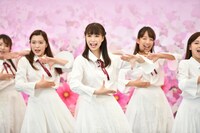 デビュー曲「言葉の水を濾過したい」を披露するCollege Cosmos。