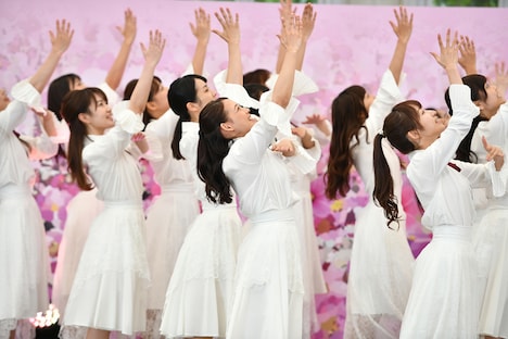 デビュー曲「言葉の水を濾過したい」を披露するCollege Cosmos。