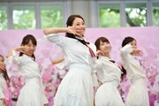 デビュー曲「言葉の水を濾過したい」を披露するCollege Cosmos。
