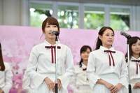 グループを代表して意気込みを語る山木梨沙（左）と松井まり（右）。