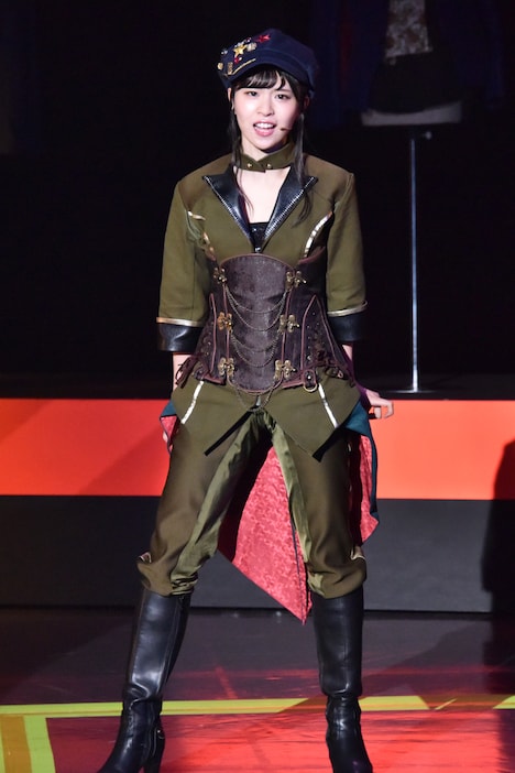 松田好花(けやき坂46)演じる千里万里子。